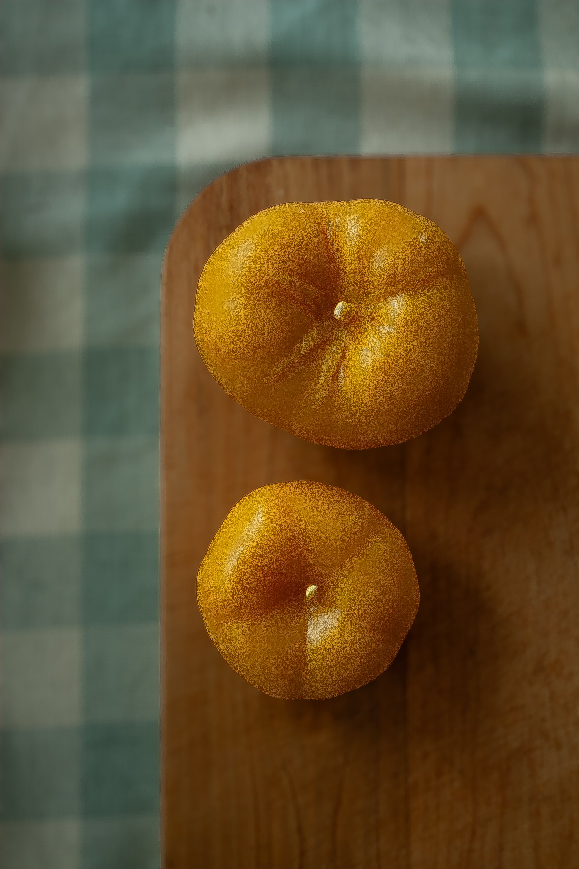 Tomato beeswax candle
