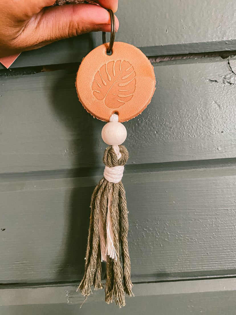 Monstera leaf tassel keychain