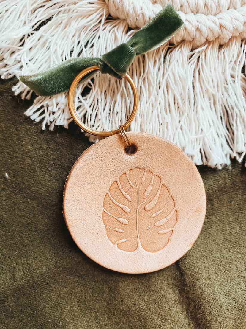 Monstera leaf circle keychain